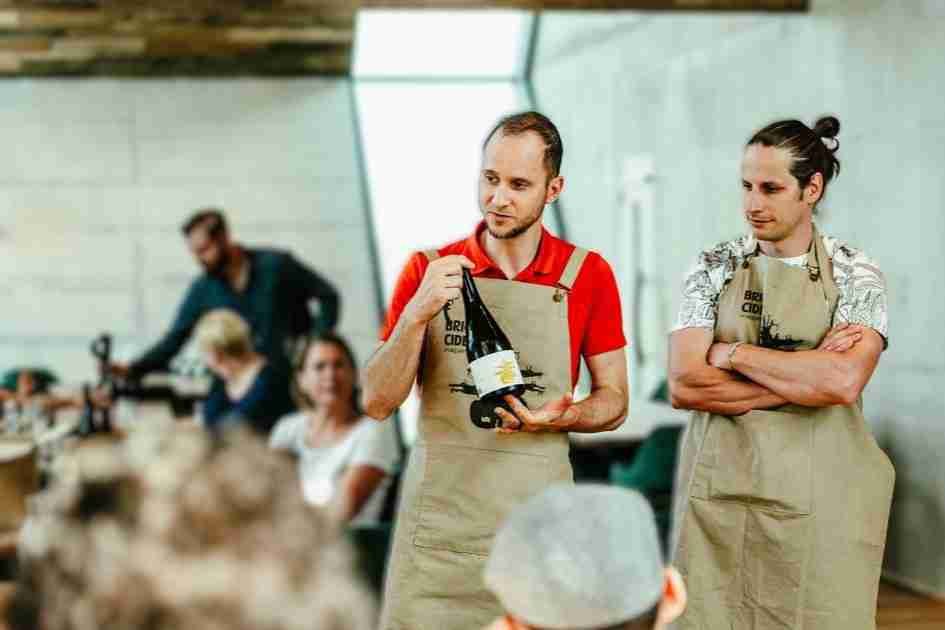 Két férfi kötényben egy cider kóstolón